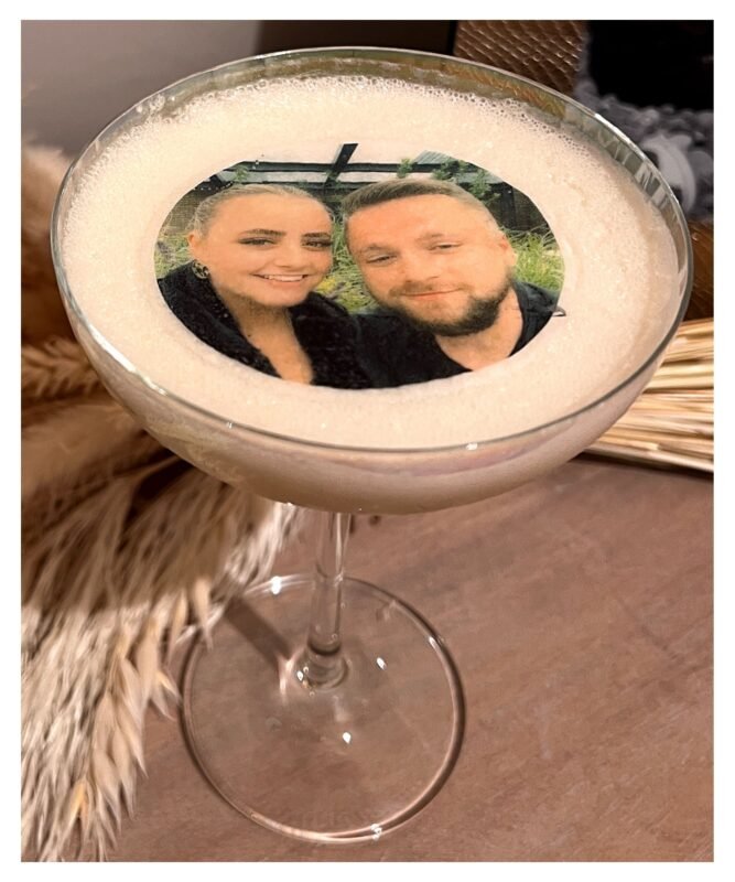 Paarfoto auf Oblatenpapier gedruckt, auf dem Schaum eines Cocktails