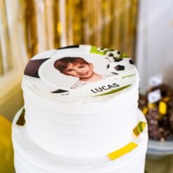 Gâteau blanc décoré d’une photo comestible d’enfant sur le thème du football avec son prénom