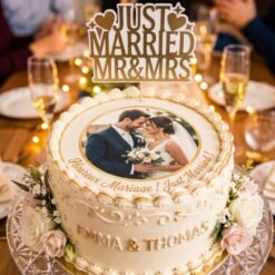 Gâteau de mariage blanc et or avec une photo comestible des mariés et un message Just Married